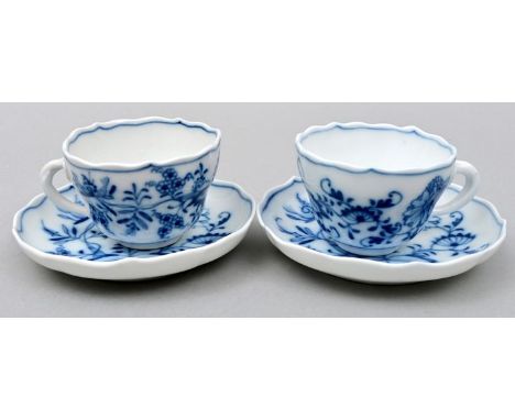 Zwei Mokkatassen mit Untertassen, Meissen, MOPF vorm. Teichert, um 1900 Porzellan, Neuer Ausschnitt, Zwiebelmusterdekor. Eine