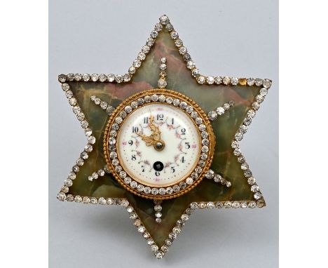Formuhr/ Tischuhr, Frankreich, ca. 1890-1910 Gehäuse Chalcedon grün, in Sternform, reich besetzt mit farblosen Strasssteinen.