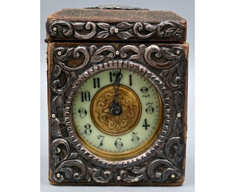 Wecker, England, 19. Jh. Emaillezifferblatt mit arabischen Ziffern und Breguet-Zeigern, Zifferblattinneres goldfarben und orn