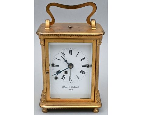 Biedermeier-Reiseuhr, Wien, 2. H. 19. Jh. Frontseitig verglastes Gehäuse Gelbmetall, vergoldet, auf vier Balusterfüßchen. Sei