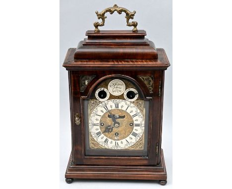 Stockuhr, in Teilen 18./ 19. Jh. Holzgehäuse in Kastenform, in Birke furniert, dunkel gebeizt. Auf Holz-Kugelfüßen. Allseitig