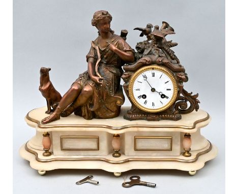 Pendule, Frankreich, 2. H. 19. Jh. Alabastersockel, vollplastischer Figurenschmuck: Jagdgöttin Diana, rastend, mit Jagdhund. 