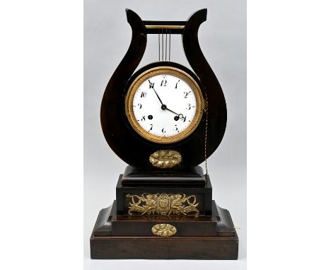 Tischuhr in Lyraform, 1. H. 19. Jh. Gehäuse Holz, ebonisiert, auf getrepptem rechteckigem Sockel. Bronzeapplikationen. Emaile