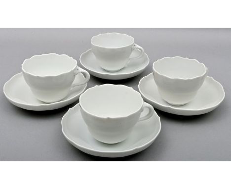 Vier Kaffeetassen mit Untertassen, Meissen, 2. H. 20. Jh. Porzellan, Neuer Ausschnitt, weiß. Eine Tasse minimale Chips am Lip