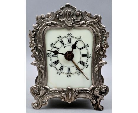 Wecker, Frankreich, Ende 19. Jh. Emaillezifferblatt mit römischen Ziffer und arabischer Minuterie, Metallgehäuse mit Rocaille