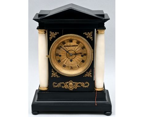 Pendule, Budapest, um 1807 Stutzuhr in Portalrahmung aus ebonisiertem Gehäuse und vier Alabastersäulen mit Entasis. Federzugw