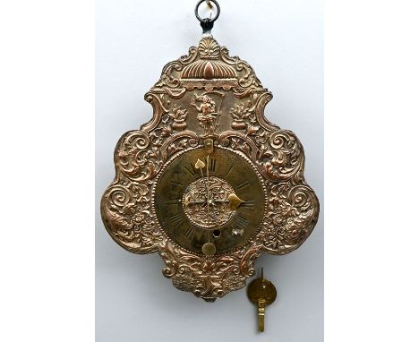 Telleruhr, frühes 18. Jh. Reich ornamentierte Wanduhr mit geschweiftem Schild aus getriebenem Kupferblech. Blüten- und Rocail