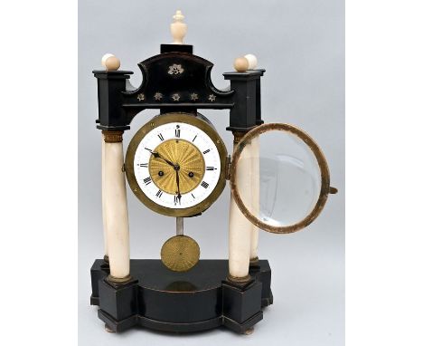 Portaluhr, um 1810 Geschweifte Tischuhr mit ebonisierter Basis und Giebel in architektonischer Gliederung über vier Alabaster