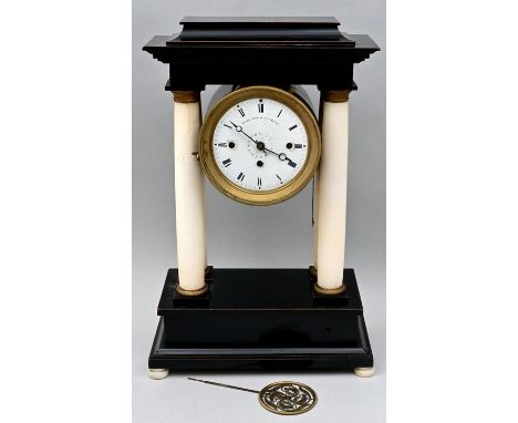 Wiener Portaluhr mit Musikautomat, wohl um 1850 Tischuhr mit ebonisierter Basis und Gebälk, vier Alabastersäulen. Federzugwer