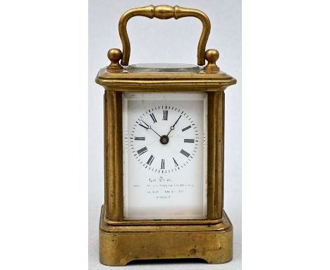 Miniatur-Reiseuhr, Frankreich, 2. H. 19. Jh. Messinggehäuse mit Tragebügel, allseitig mit Facettschliff-Scheiben verglast. Em