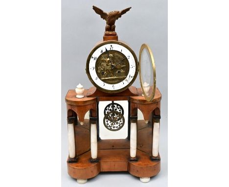 Wiener Hausherrenuhr mit Figurenautomat, um 1830. Tischpendeluhr mit freigestellter Werktrommel über Portalarchitektur. Kirsc