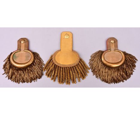 Paar Epauletten und eine weitere beigegeben Feld und Schieber auf goldenem Gewebe, Halbmonde Messing,  Goldtresse. Rotes Tuch