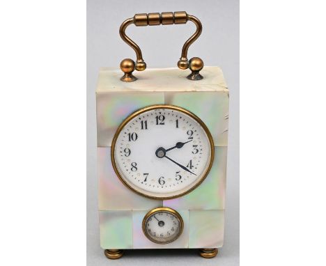 Kleine Art déco-Reiseuhr/-wecker, Deutschland, um 1920 Gehäuse in Perlmutt verkleidet, Tragebügel und Füßchen Messing. Deckpl