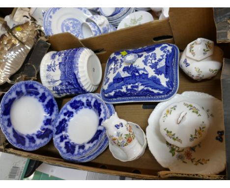 Box of blue and white ceramics - Flow Blue bowls, Spode blue tower vase and Wedgwood Fallow Deer lidded tureen (AF), Aynsley 