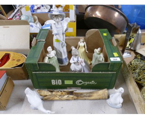 Box of figurines - Nao, Royal Doulton etc