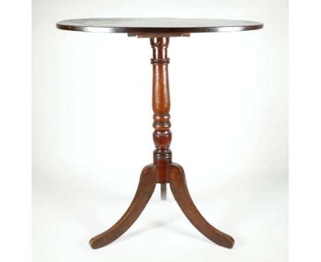 BEISTELLTISCHCHEN/TRIPOD TABLE, 19. Jh., Nussbaum,mahagonifarben gebeizt, ovale Platte auf Balusterschaft mit 3 ausgestellten