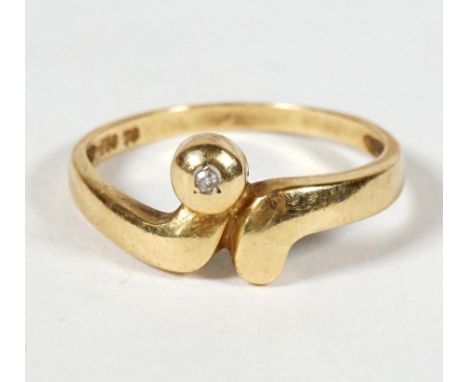 RING, verlaufende Schiene, zentral Diamantsplitter,Beschau, ca 2,55gr 750er Gold total, Ringgröße 55