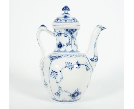 KAFFEEKANNE MIT DECKEL, Porzellanmanuf RoyalCopenhagen, Dekor Musselmalet Halbspitze, H. 22 cm, Modellnr 518, blaue Wellen- b