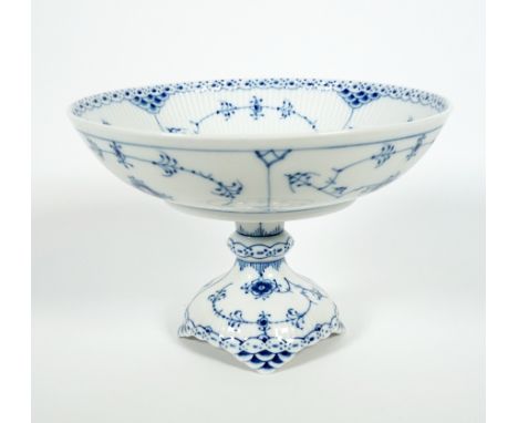 FUßSCHALE, Porzellanmanuf Royal Copenhagen, DekorMusselmalet Halbspitze, 15 x 21,2 cm, Modellnr 513, blaue Wellen- bzw grüne 