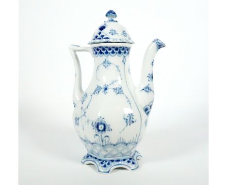 GROßE KAFFEEKANNE MIT DECKEL, Porzellanmanuf RoyalCopenhagen, Dekor Musselmalet Vollspitze, H. 28,5 cm, Modellnr 1202, blaue 