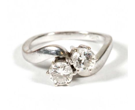 TOI-ET-MOI-RING, verlaufende Schiene,zentral zwei Brillanten, gepunzt 0,97ct (zus), piqué, M, Krappenfassung, Beschau, ca 4,7
