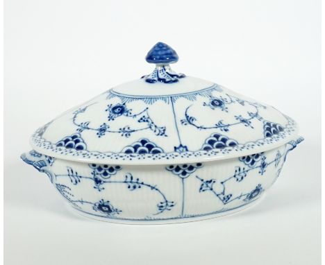DECKELSCHÜSSEL, Porzellanmanuf Royal Copenhagen,Dekor Musselmalet Halbspitze, 15 x 27 x 19,5 cm, Modellnr 622 bzw 622-1129, b