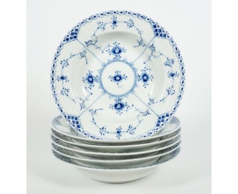SUPPENTELLER, Satz von 6, Porzellanmanuf RoyalCopenhagen, Dekor Musselmalet Halbspitze, Dm 23,5 cm, Modellnr 659, blaue Welle