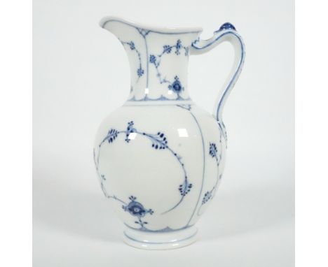 KAKAO-/SCHOKOLADENKANNE, Porzellanmanuf RoyalCopenhagen, Dekor Musselmalet gerippt, H. 23 cm, Modellnr 482, blaue Wellen- bzw