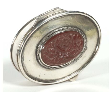 TABATIERE/ DÖSCHEN,wohl Karl Fabergé/ Moskau, Innenvergoldung, spitzovale Form, im Deckel russischer Doppeladler, 3-farbig em