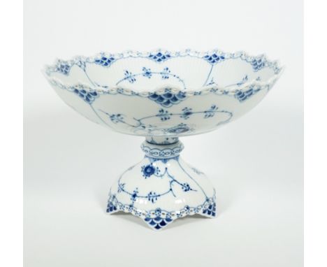 FUßSCHALE, Porzellanmanuf Royal Copenhagen,Dekor Musselmalet Vollspitze, 17,5 x 27,3 cm, Modellnr 1022, blaue Wellen- bzw grü