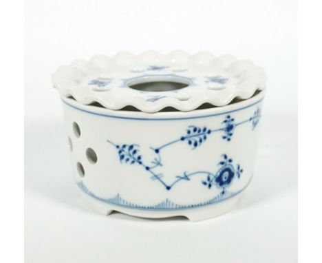 RECHAUD/STÖVCHEN, Porzellanmanuf Royal Copenhagen,Dekor Musselmalet gerippt, 2 tlg., 9,5 x 16 cm, Modellnr 9787, blaue Wellen