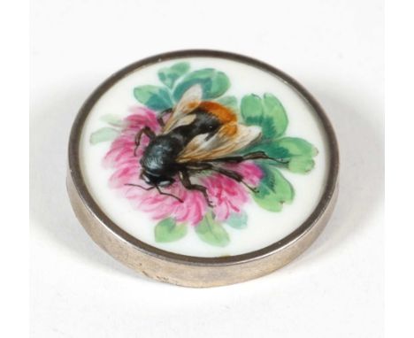 BROSCHE, Staatl. Porzellanmanuf Meissen,runde Form, 800er Silberrahmen, entspr Broschierung, im Spiegel Porzellanmalerei eine