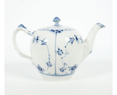 TEEKANNE MIT DECKEL, Porzellanmanuf Royal Copenhagen,Dekor Musselmalet Halbspitze, H. 16 cm, Modellnr 611, blaue Wellen- bzw 