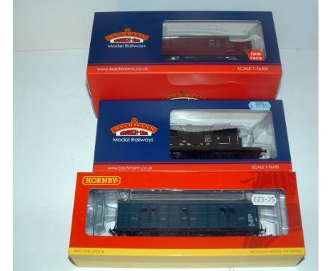 BACHMANN  and HORNBY - Bachmann 38-525Y BR Mk 1 Maroon Horse Box Twin Pack (The Model Centre Exclusive), 33-826B BR Departmen