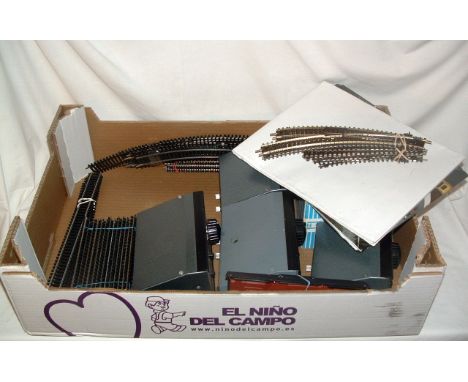 A tray containing 2 x H&M Clippers and 3 x DC Control Units (all removed from a working layout and one Boxed), a small quanti