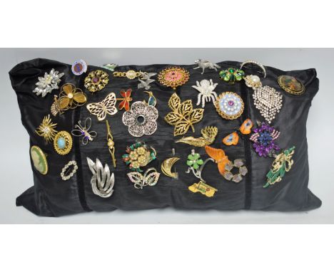 Costume Jewellery - a quantity of vintage and other brooches, enamelled dragonfly, Sara Coventry leaf brooch, a Capri stylise