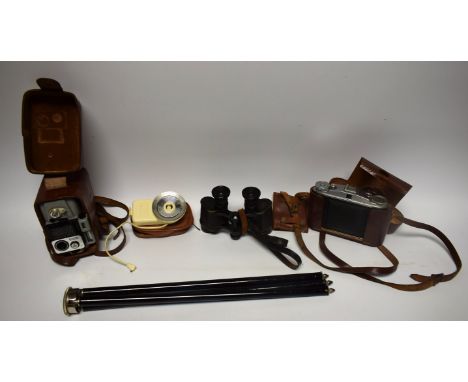 A pair of Carl Zeiss Jena binoculars, DF 8X, serial number 585856; an Agfa Isolette 35mm camera, brown leather case, light me