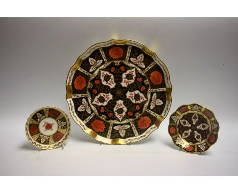 An Abbeydale Imari palette Chrysanthemum pattern shaped circular cake plate, 29cm diameter; two smaller Abbeydale Chrysanthem