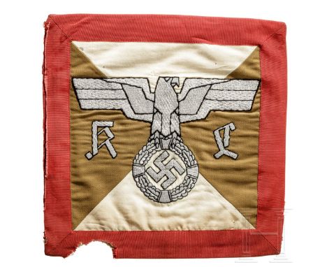 Kfz-Stander für einen KreisleiterErstes Modell bis 1938. Der quadratische Stander aus diagonal braun-weiß unterteiltem Abzeic