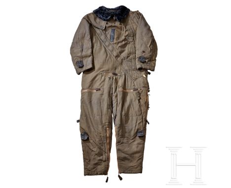 A Heated Protective Suit for Aviation PersonnelElectrically heated dark-grey cotton fabric protective suit, horizontal fly zi