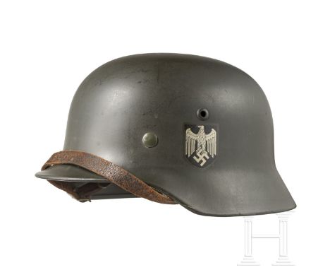 Stahlhelm M 35 des Heeres mit beiden AbzeichenDie Glocke mit separat eingesetzten Belüftungsnieten, matter feldgrauer Lackier