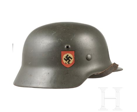 Stahlhelm M 35 der Polizei mit beiden Abzeichen Die Glocke mit eingesetzten Belüftungsnieten, apfelgrüner Lackierung, zu ca. 