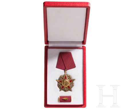 Karl-Marx-Orden in VerleihungsetuiFertigungsserie aus den 1980er Jahren in 333er Gold mit rubinrot emailliertem Stern und gek