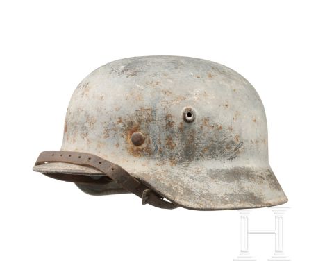 Stahlhelm M 40 des Heeres mit Resten der Wintertarnung Die Glocke mit mitgeprägten Belüftungsnieten, außenseitig mit Resten d