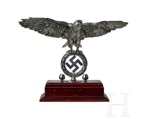 Adleraufsatz für einen Schellenbaum des HeeresPolierter Aluminiumaufsatz, darstellend einen auffliegenden Adler mit ausgebrei