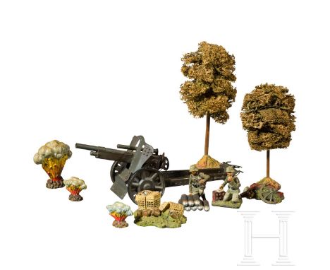 Konvolut Hausser-Elastolin - leichte Feldhaubitze mit Figuren, Luffa-Bäumen und ZubehörKonvolut Hausser-Elastolin/Lineol, 7 c