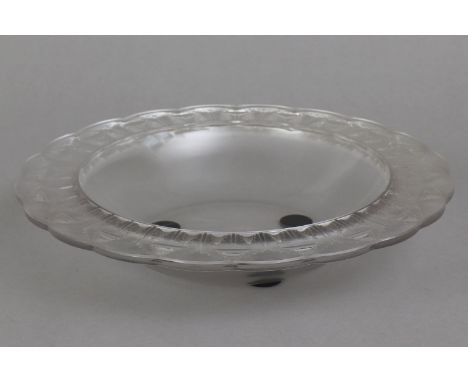 farbloses, partiell mattiertes Glas, runde, vertiefte Form, breiter Rand mit stilisiertem Blätterdekor im Stile des Art Deco,