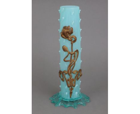 opal-türkisfarbenes Glas, wohl Böhmen, um 1910, Stangenform mit Noppen-Aufschmelzungen, Messingblech-Beschlag mit Ranken- und