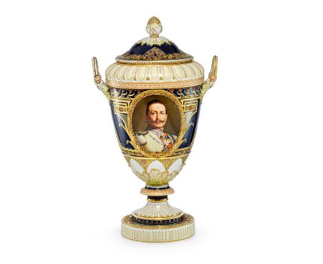 Geschenkvase mit Portrait Kaiser Wilhelms II.  KPM Berlin, um 1914 Weimar-Deckelvase. Partiell kobaltblauer, lindgrüner und p