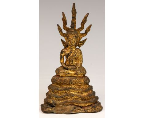 Sitzender Buddha auf Naga-Thron  Thailand, Ratanakosin-Stil Bronze mit Resten von Vergoldung. Im Gestus der Meditation. Ornam